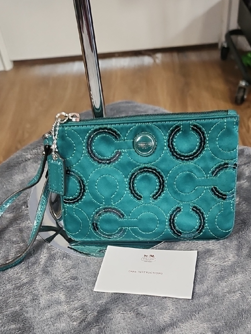 COACH Teal Quilted Signature Wristlet nwt - Picture 1 of 4